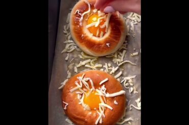 Easy cheesy eggy  bagels #easy #fast #delicious #creative #ideas #crispy #breakfast #healthy